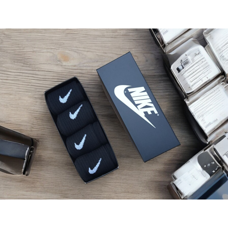 Подарунковий набір зимових шкарпеток NIKE, 4 пари, чорні, розмір 41-44