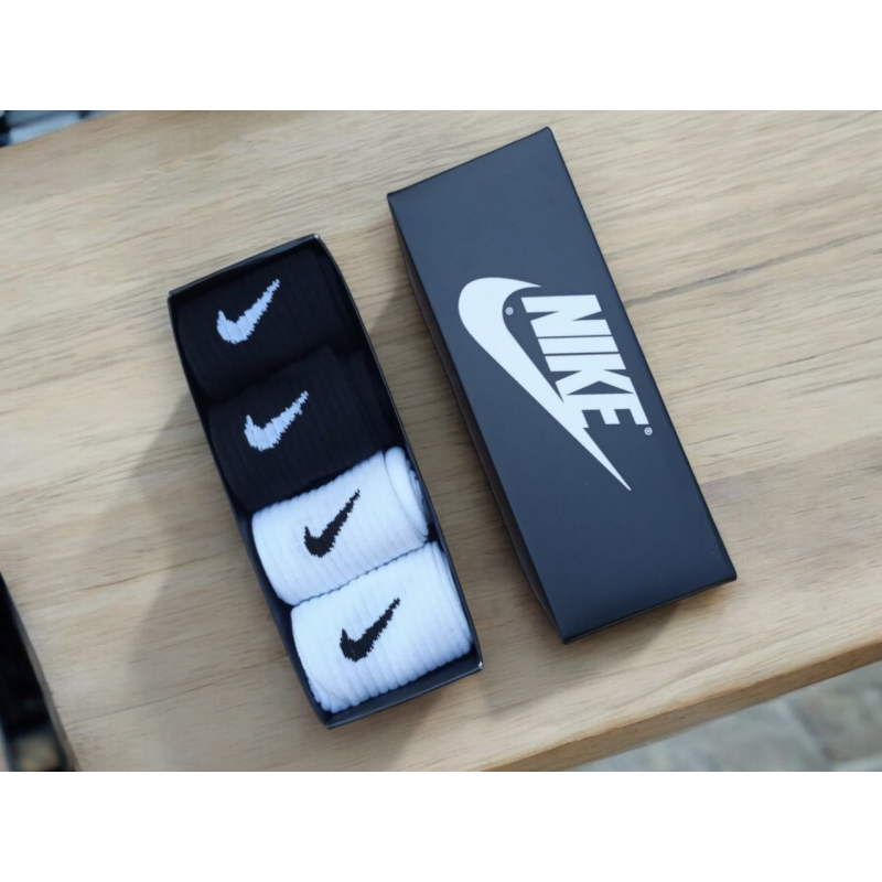 Подарунковий набір зимових шкарпеток NIKE, 4 пари, чорні + білі, розмір 41-44 Подарунковий набір зимових шкарпеток NIKE, 4 пари, чорні + білі, розмір 41-44