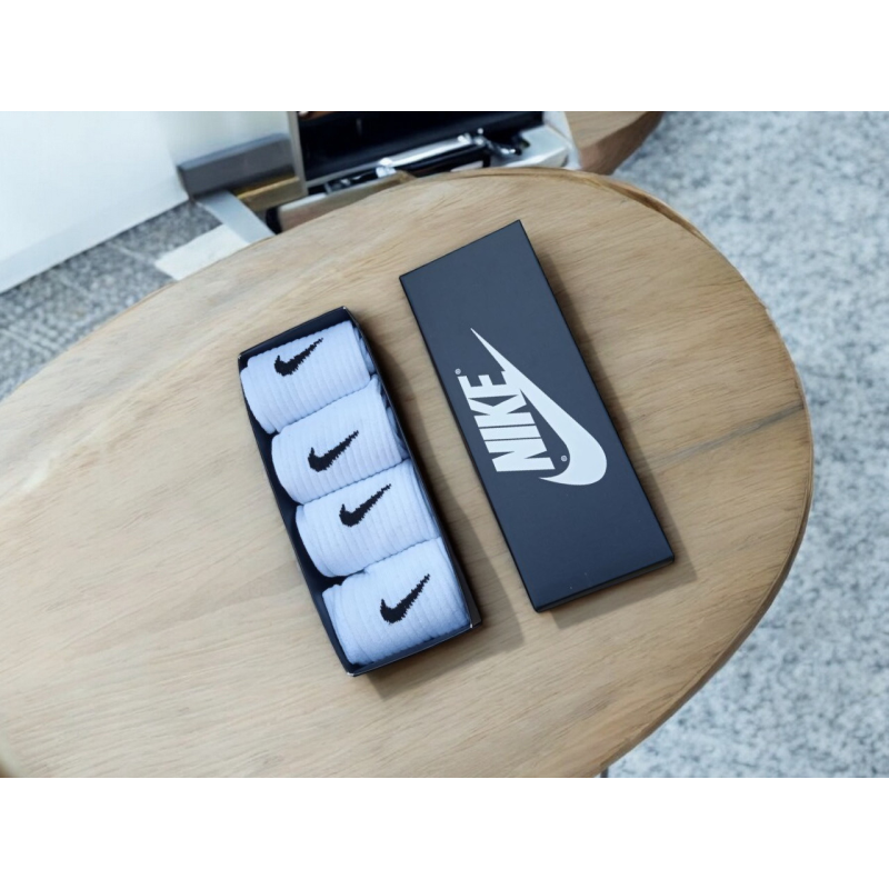 Подарунковий набір зимових шкарпеток NIKE, 4 пари білі, розмір 41-44 Подарунковий набір зимових шкарпеток NIKE, 4 пари білі, розмір 41-44